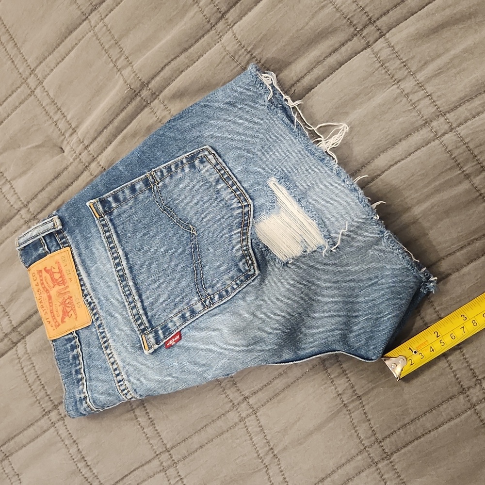 Levi's Classic Blue Ripped Jean Shorts Size 32! - Picture 10 of 11